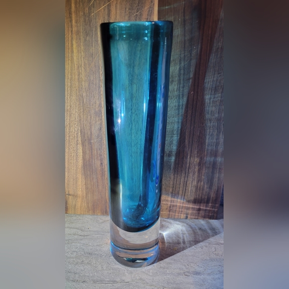 Tall Cylindrical Blue Vase Gorgeous Clarity Beautiful Crafted Design - Picture 3 of 5